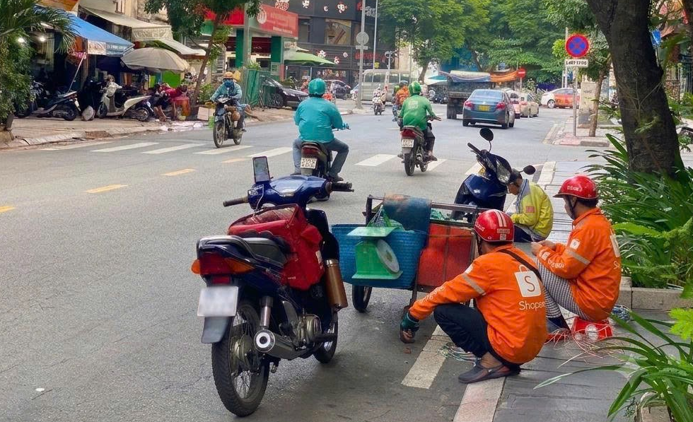 Câu chuyện về xăng E10 trở thành chủ đề của nhiều tài xế công nghệ, giao hàng những ngày gần đây.